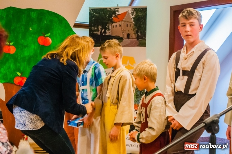 Zdjęcie w galerii na portalu naszraciborz.pl: Dom i tradycje. Konferencja Stowarzyszenia Rodzin Zastępczych na Zamku Piastowskim wiadomości z regionu