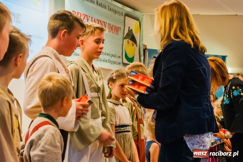 Zdjęcie w galerii na portalu naszraciborz.pl: Dom i tradycje. Konferencja Stowarzyszenia Rodzin Zastępczych na Zamku Piastowskim wiadomości z regionu