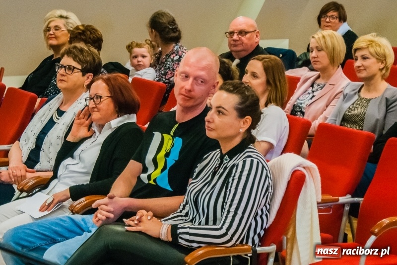 Zdjęcie w galerii na portalu naszraciborz.pl: Dom i tradycje. Konferencja Stowarzyszenia Rodzin Zastępczych na Zamku Piastowskim wiadomości z regionu