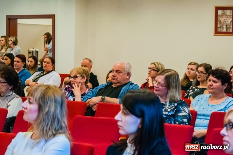 Zdjęcie w galerii na portalu naszraciborz.pl: Dom i tradycje. Konferencja Stowarzyszenia Rodzin Zastępczych na Zamku Piastowskim wiadomości z regionu