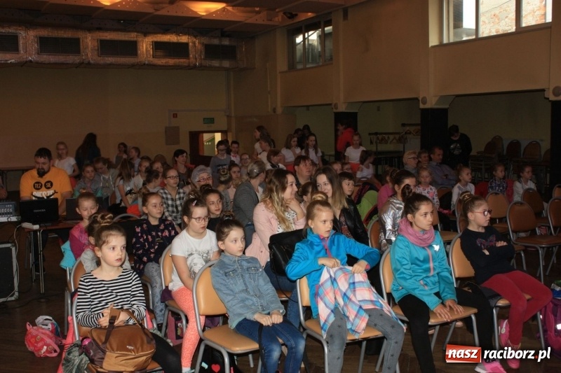 Zdjęcie w galerii na portalu naszraciborz.pl: Najmłodsi artyści z gminy Krzanowice mieli dziś swój festiwal wiadomości z regionu