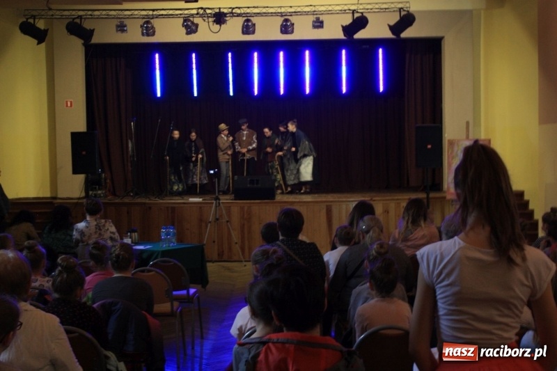 Zdjęcie w galerii na portalu naszraciborz.pl: Najmłodsi artyści z gminy Krzanowice mieli dziś swój festiwal wiadomości z regionu