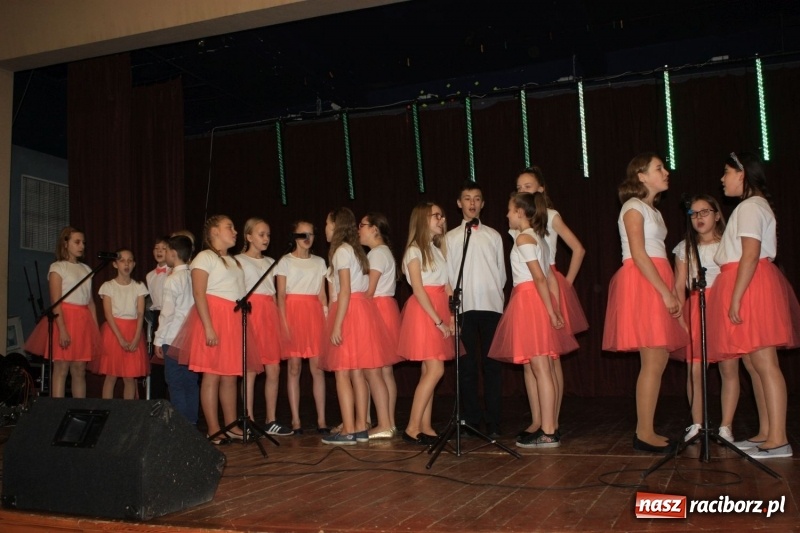 Zdjęcie w galerii na portalu naszraciborz.pl: Najmłodsi artyści z gminy Krzanowice mieli dziś swój festiwal wiadomości z regionu