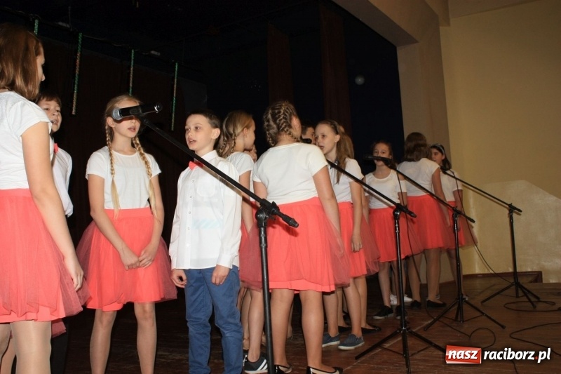 Zdjęcie w galerii na portalu naszraciborz.pl: Najmłodsi artyści z gminy Krzanowice mieli dziś swój festiwal wiadomości z regionu