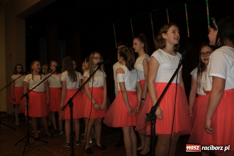 Zdjęcie w galerii na portalu naszraciborz.pl: Najmłodsi artyści z gminy Krzanowice mieli dziś swój festiwal wiadomości z regionu