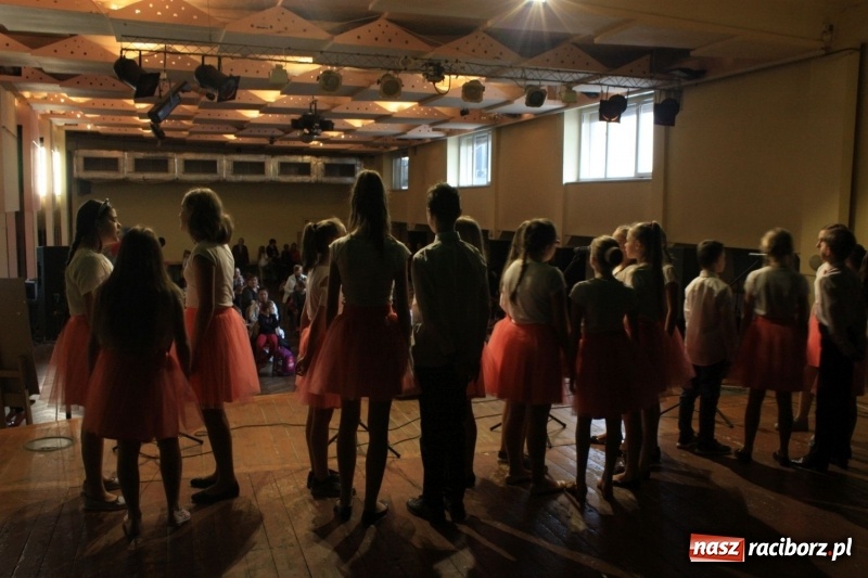 Zdjęcie w galerii na portalu naszraciborz.pl: Najmłodsi artyści z gminy Krzanowice mieli dziś swój festiwal wiadomości z regionu