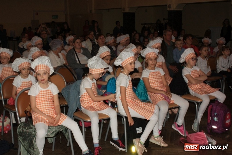 Zdjęcie w galerii na portalu naszraciborz.pl: Najmłodsi artyści z gminy Krzanowice mieli dziś swój festiwal wiadomości z regionu