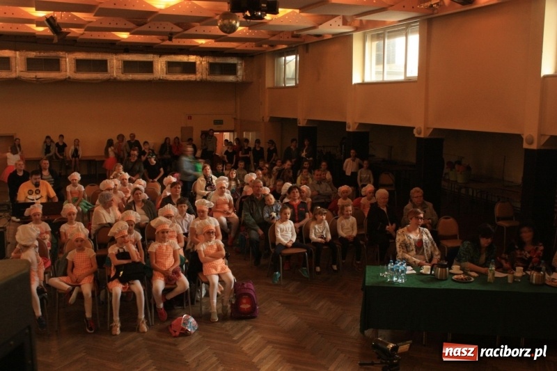 Zdjęcie w galerii na portalu naszraciborz.pl: Najmłodsi artyści z gminy Krzanowice mieli dziś swój festiwal wiadomości z regionu