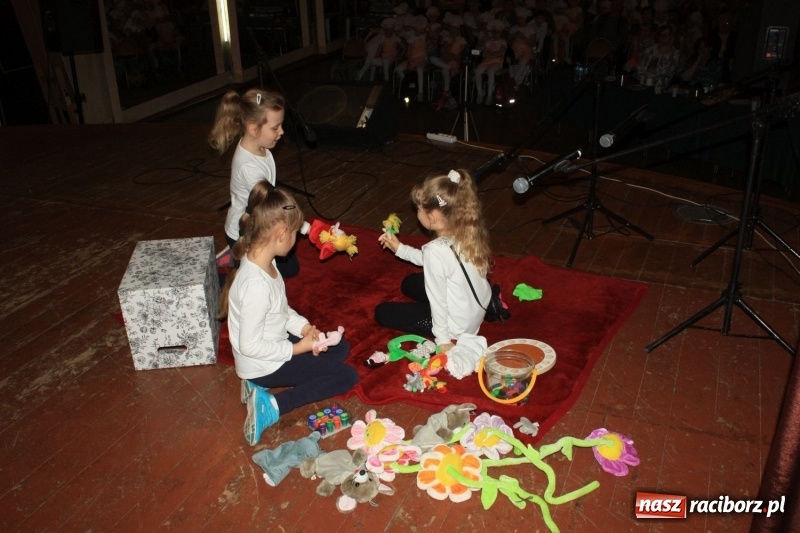 Zdjęcie w galerii na portalu naszraciborz.pl: Najmłodsi artyści z gminy Krzanowice mieli dziś swój festiwal wiadomości z regionu