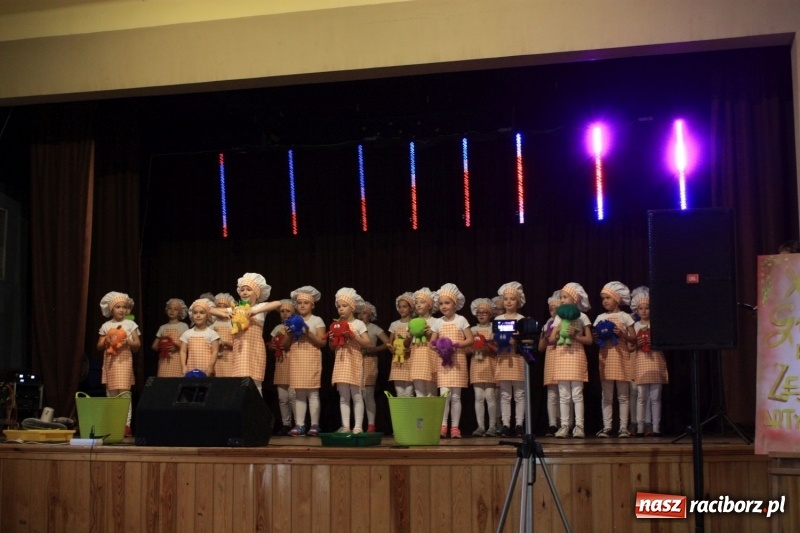 Zdjęcie w galerii na portalu naszraciborz.pl: Najmłodsi artyści z gminy Krzanowice mieli dziś swój festiwal wiadomości z regionu