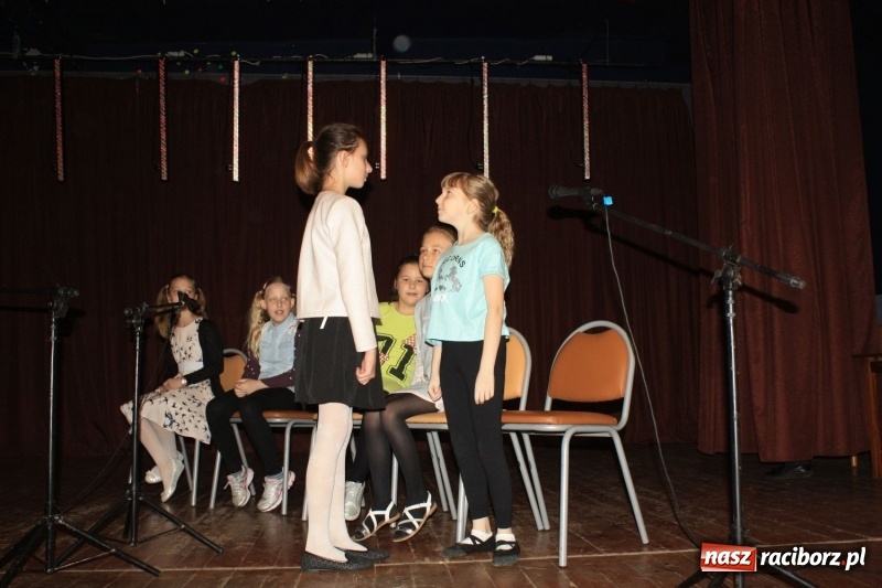 Zdjęcie w galerii na portalu naszraciborz.pl: Najmłodsi artyści z gminy Krzanowice mieli dziś swój festiwal wiadomości z regionu