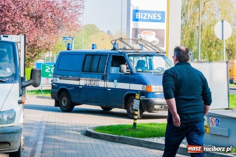Zdjęcie w galerii na portalu naszraciborz.pl: Potrącenie pieszych przy Reymonta. Skończyło się na strachu  wiadomości z regionu