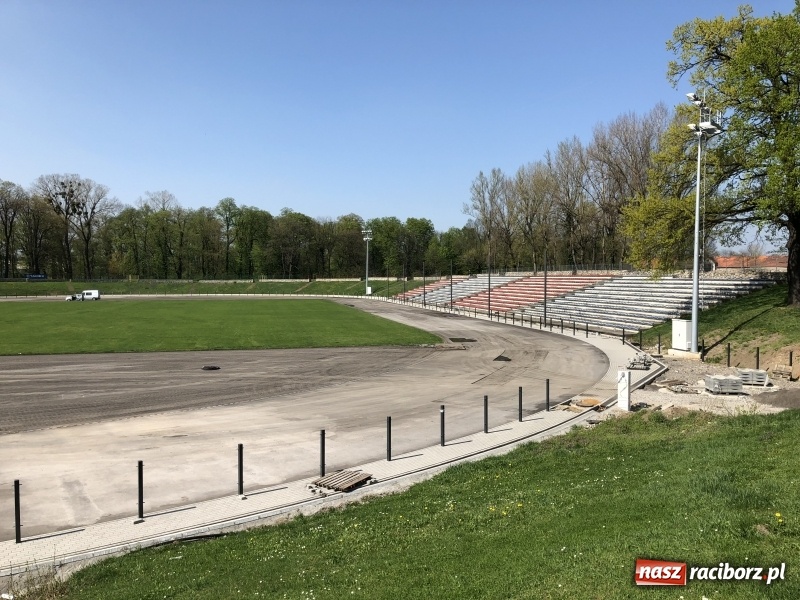 Zdjęcie w galerii na portalu naszraciborz.pl: Stadion przy Zamkowej nabiera kształtów. Magistrat chce sprowadzić na otwarcie Tomasza Majewskiego wiadomości z regionu