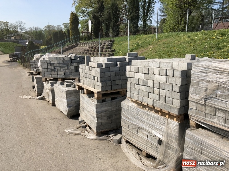 Zdjęcie w galerii na portalu naszraciborz.pl: Stadion przy Zamkowej nabiera kształtów. Magistrat chce sprowadzić na otwarcie Tomasza Majewskiego wiadomości z regionu