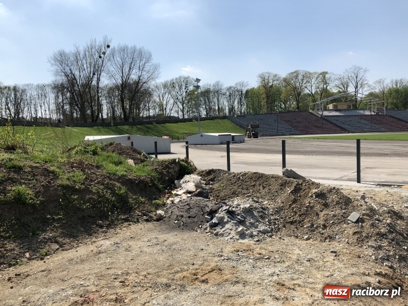 Zdjęcie w galerii na portalu naszraciborz.pl: Stadion przy Zamkowej nabiera kształtów. Magistrat chce sprowadzić na otwarcie Tomasza Majewskiego wiadomości z regionu