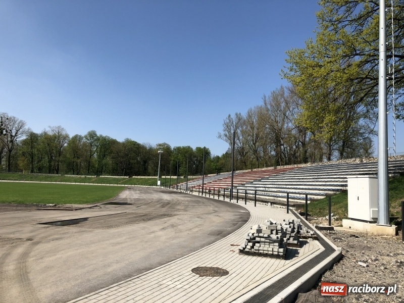 Zdjęcie w galerii na portalu naszraciborz.pl: Stadion przy Zamkowej nabiera kształtów. Magistrat chce sprowadzić na otwarcie Tomasza Majewskiego wiadomości z regionu
