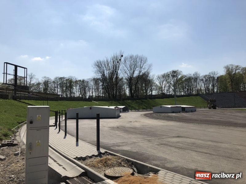 Zdjęcie w galerii na portalu naszraciborz.pl: Stadion przy Zamkowej nabiera kształtów. Magistrat chce sprowadzić na otwarcie Tomasza Majewskiego wiadomości z regionu