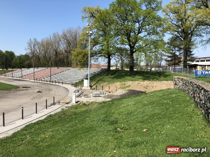 Zdjęcie w galerii na portalu naszraciborz.pl: Stadion przy Zamkowej nabiera kształtów. Magistrat chce sprowadzić na otwarcie Tomasza Majewskiego wiadomości z regionu