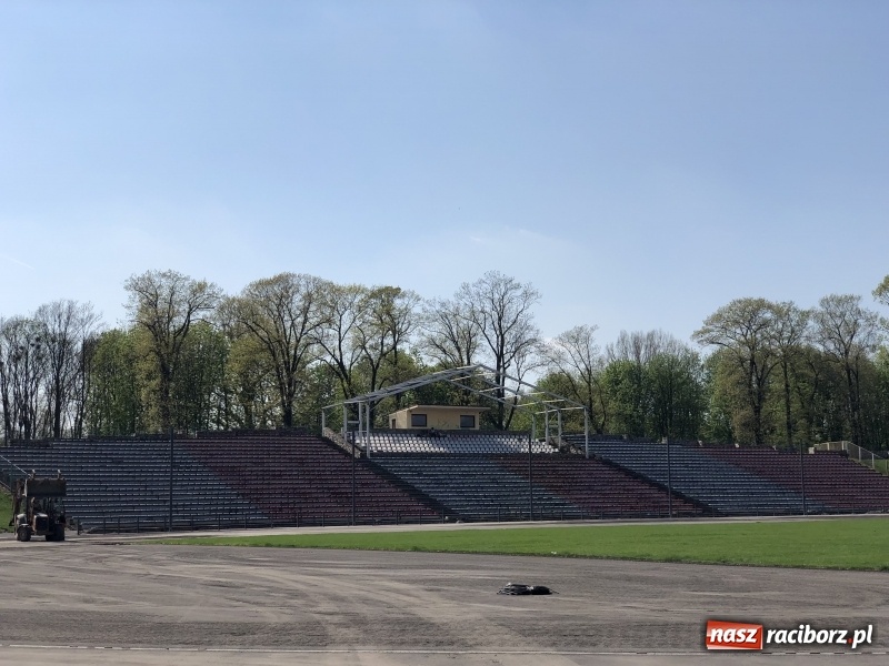 Zdjęcie w galerii na portalu naszraciborz.pl: Stadion przy Zamkowej nabiera kształtów. Magistrat chce sprowadzić na otwarcie Tomasza Majewskiego wiadomości z regionu