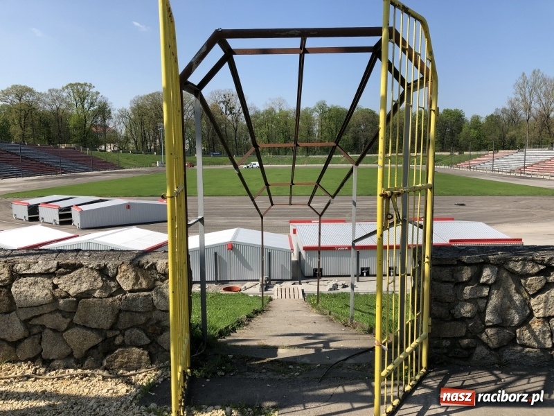 Zdjęcie w galerii na portalu naszraciborz.pl: Stadion przy Zamkowej nabiera kształtów. Magistrat chce sprowadzić na otwarcie Tomasza Majewskiego wiadomości z regionu
