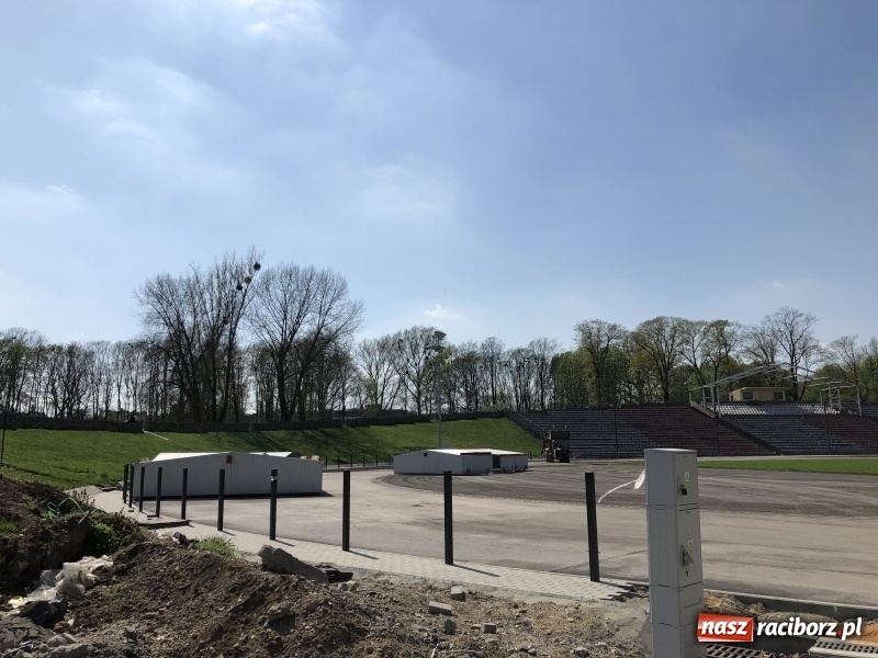 Zdjęcie w galerii na portalu naszraciborz.pl: Stadion przy Zamkowej nabiera kształtów. Magistrat chce sprowadzić na otwarcie Tomasza Majewskiego wiadomości z regionu