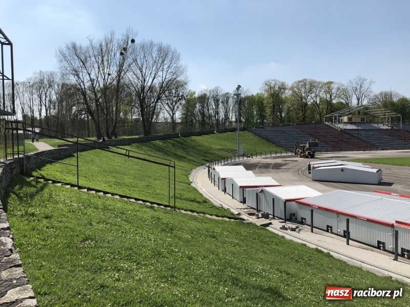 Zdjęcie w galerii na portalu naszraciborz.pl: Stadion przy Zamkowej nabiera kształtów. Magistrat chce sprowadzić na otwarcie Tomasza Majewskiego wiadomości z regionu