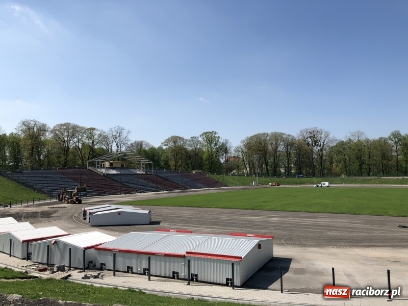 Zdjęcie w galerii na portalu naszraciborz.pl: Stadion przy Zamkowej nabiera kształtów. Magistrat chce sprowadzić na otwarcie Tomasza Majewskiego wiadomości z regionu