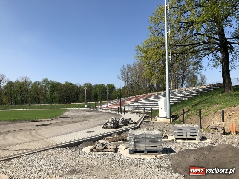 Zdjęcie w galerii na portalu naszraciborz.pl: Stadion przy Zamkowej nabiera kształtów. Magistrat chce sprowadzić na otwarcie Tomasza Majewskiego wiadomości z regionu