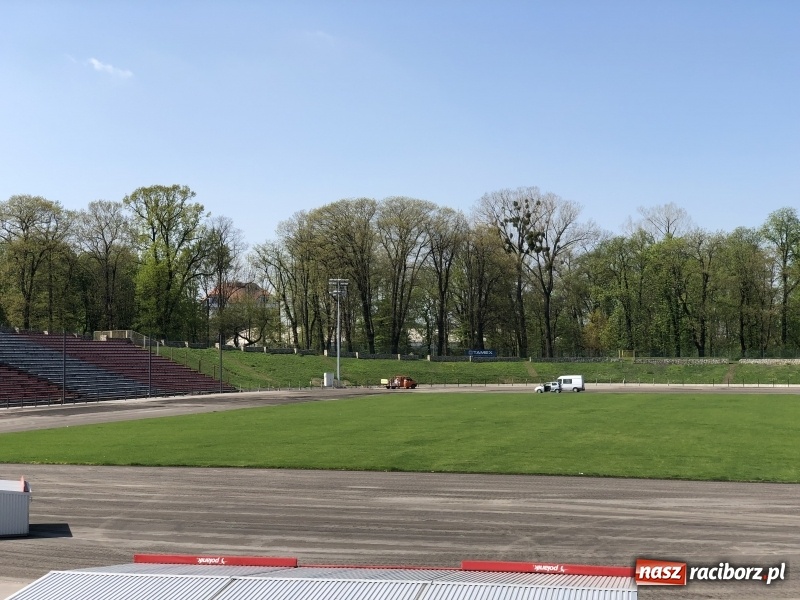 Zdjęcie w galerii na portalu naszraciborz.pl: Stadion przy Zamkowej nabiera kształtów. Magistrat chce sprowadzić na otwarcie Tomasza Majewskiego wiadomości z regionu