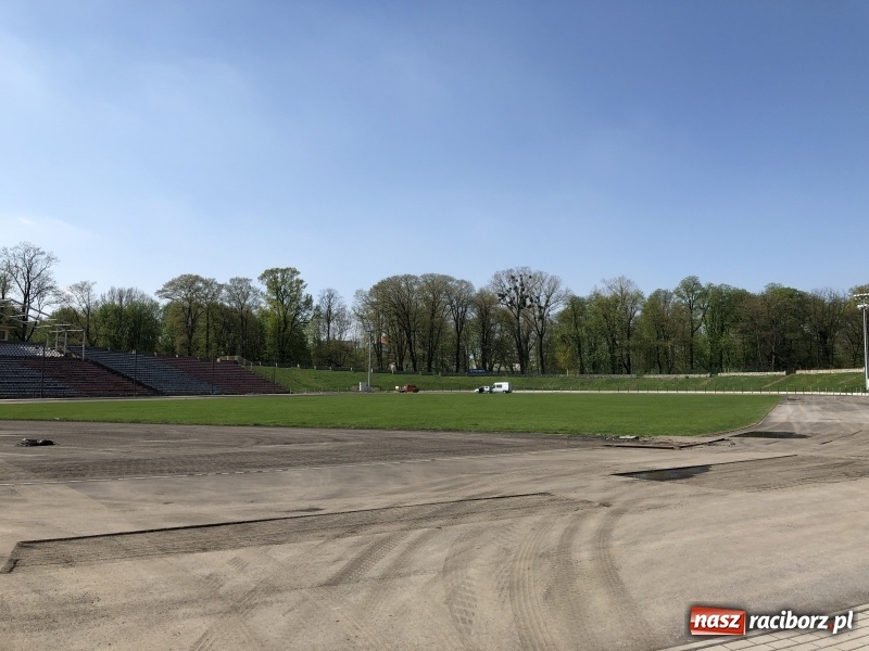 Zdjęcie w galerii na portalu naszraciborz.pl: Stadion przy Zamkowej nabiera kształtów. Magistrat chce sprowadzić na otwarcie Tomasza Majewskiego wiadomości z regionu