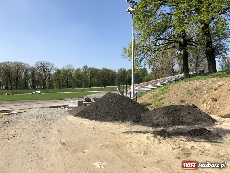 Zdjęcie w galerii na portalu naszraciborz.pl: Stadion przy Zamkowej nabiera kształtów. Magistrat chce sprowadzić na otwarcie Tomasza Majewskiego wiadomości z regionu