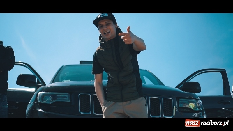 Zdjęcie w galerii na portalu naszraciborz.pl: Lecicie! - raper Korki kręci klip w Raciborzu wiadomości z regionu