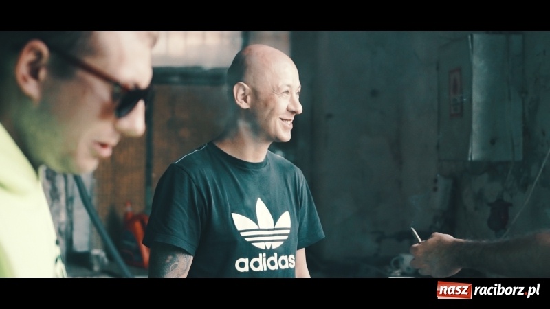 Zdjęcie w galerii na portalu naszraciborz.pl: Lecicie! - raper Korki kręci klip w Raciborzu wiadomości z regionu