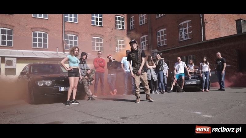 Zdjęcie w galerii na portalu naszraciborz.pl: Lecicie! - raper Korki kręci klip w Raciborzu wiadomości z regionu