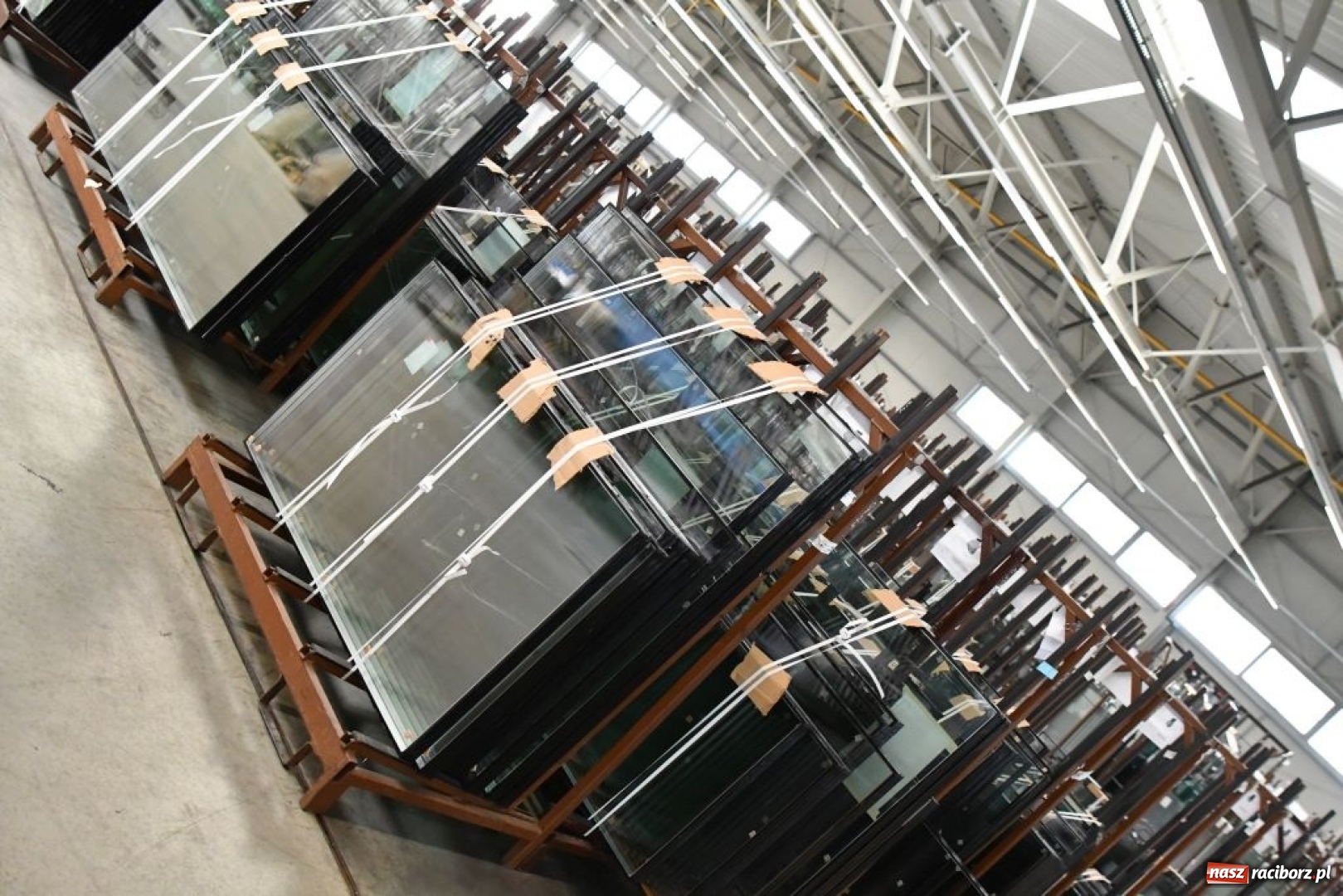 Zdjęcie w galerii na portalu naszraciborz.pl: Eko-Okna S.A. rozbudowują dział szyb zespolonych. Firma poszukuje pracowników wiadomości z regionu