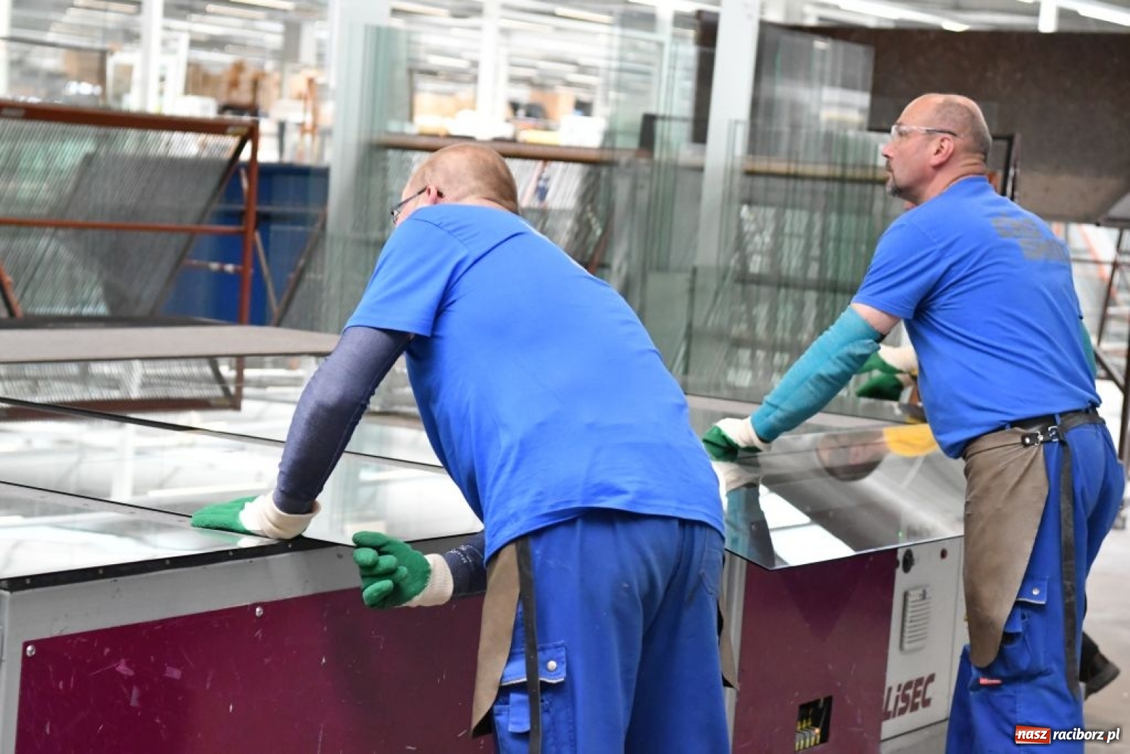 Zdjęcie w galerii na portalu naszraciborz.pl: Eko-Okna S.A. rozbudowują dział szyb zespolonych. Firma poszukuje pracowników wiadomości z regionu