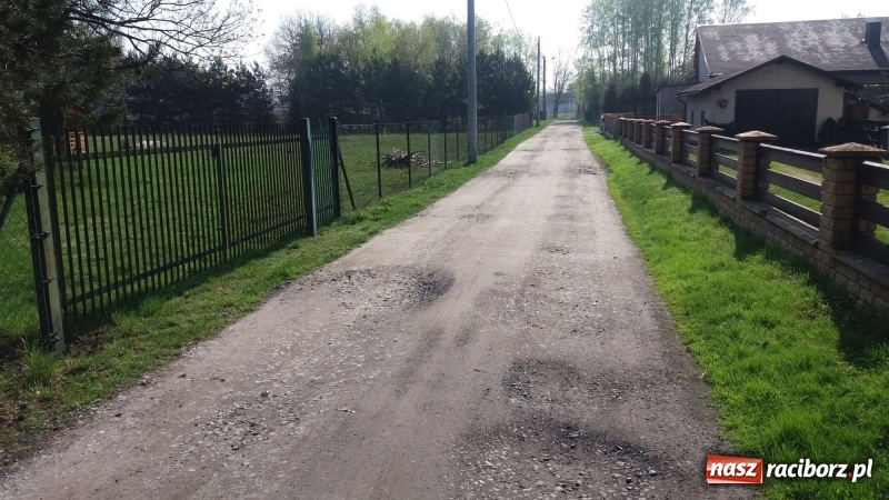 Zdjęcie w galerii na portalu naszraciborz.pl: Ulica Lipowa w Nędzy do remontu. Gmina czeka na decyzję w sprawie chodnika przy Jana Pawła II wiadomości z regionu