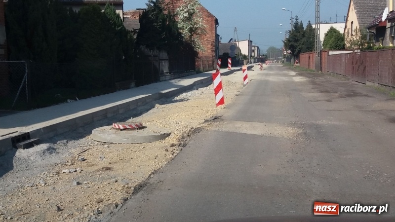 Zdjęcie w galerii na portalu naszraciborz.pl: Ulica Lipowa w Nędzy do remontu. Gmina czeka na decyzję w sprawie chodnika przy Jana Pawła II wiadomości z regionu
