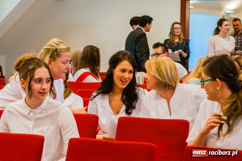 Zdjęcie w galerii na portalu naszraciborz.pl: Studenci pielęgniarstwa w raciborskiej PWSZ odebrali czepki na Zamku Piastowskim wiadomości z regionu