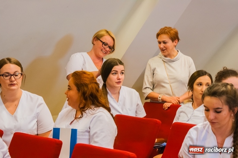 Zdjęcie w galerii na portalu naszraciborz.pl: Studenci pielęgniarstwa w raciborskiej PWSZ odebrali czepki na Zamku Piastowskim wiadomości z regionu