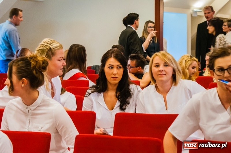 Zdjęcie w galerii na portalu naszraciborz.pl: Studenci pielęgniarstwa w raciborskiej PWSZ odebrali czepki na Zamku Piastowskim wiadomości z regionu