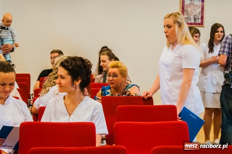 Zdjęcie w galerii na portalu naszraciborz.pl: Studenci pielęgniarstwa w raciborskiej PWSZ odebrali czepki na Zamku Piastowskim wiadomości z regionu