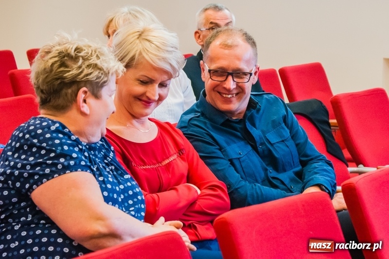 Zdjęcie w galerii na portalu naszraciborz.pl: Studenci pielęgniarstwa w raciborskiej PWSZ odebrali czepki na Zamku Piastowskim wiadomości z regionu