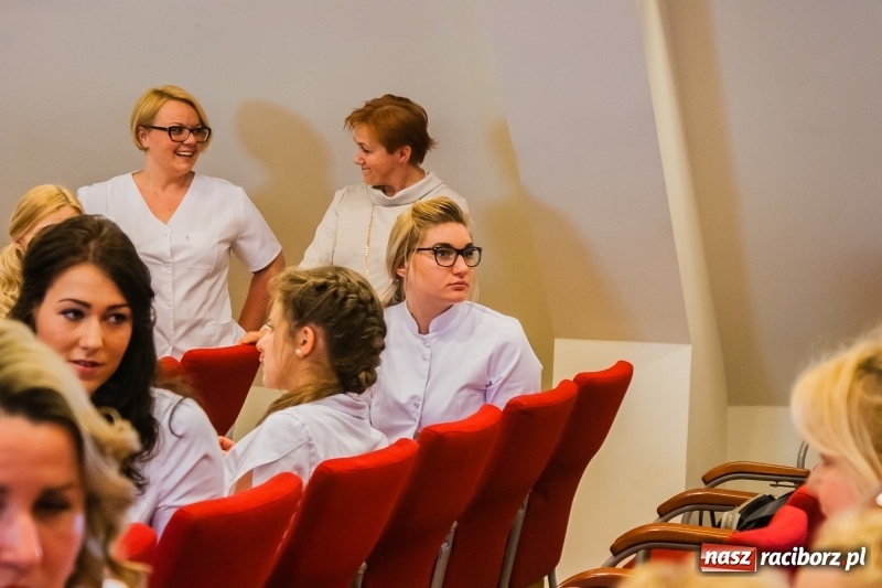 Zdjęcie w galerii na portalu naszraciborz.pl: Studenci pielęgniarstwa w raciborskiej PWSZ odebrali czepki na Zamku Piastowskim wiadomości z regionu