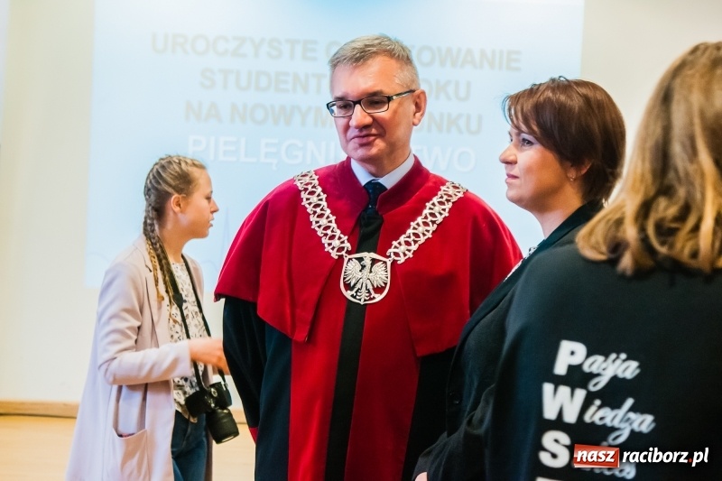 Zdjęcie w galerii na portalu naszraciborz.pl: Studenci pielęgniarstwa w raciborskiej PWSZ odebrali czepki na Zamku Piastowskim wiadomości z regionu