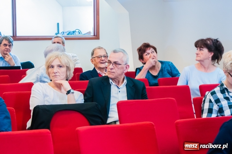 Zdjęcie w galerii na portalu naszraciborz.pl: Studenci pielęgniarstwa w raciborskiej PWSZ odebrali czepki na Zamku Piastowskim wiadomości z regionu