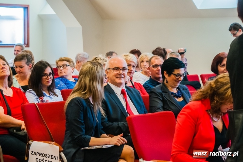 Zdjęcie w galerii na portalu naszraciborz.pl: Studenci pielęgniarstwa w raciborskiej PWSZ odebrali czepki na Zamku Piastowskim wiadomości z regionu