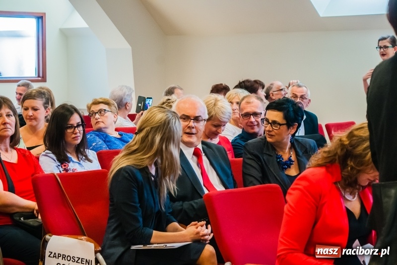 Zdjęcie w galerii na portalu naszraciborz.pl: Studenci pielęgniarstwa w raciborskiej PWSZ odebrali czepki na Zamku Piastowskim wiadomości z regionu