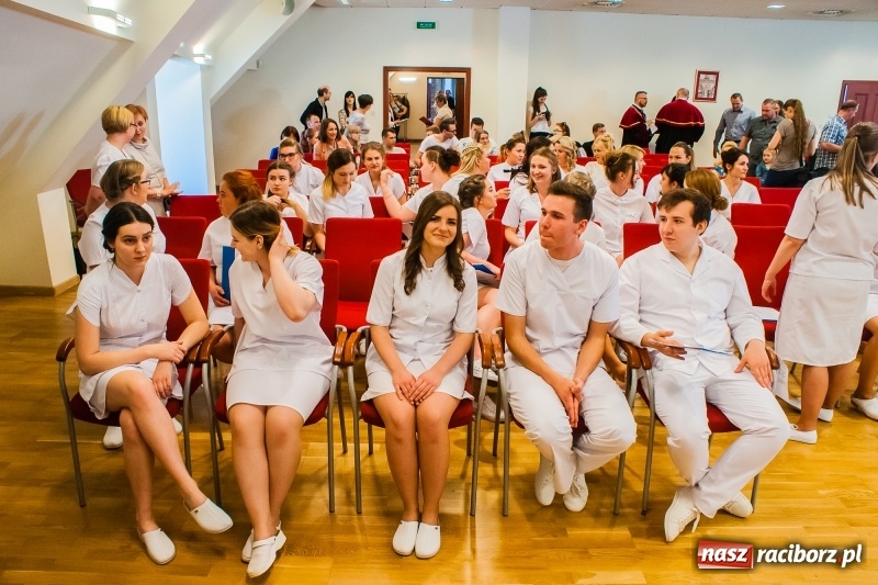 Zdjęcie w galerii na portalu naszraciborz.pl: Studenci pielęgniarstwa w raciborskiej PWSZ odebrali czepki na Zamku Piastowskim wiadomości z regionu
