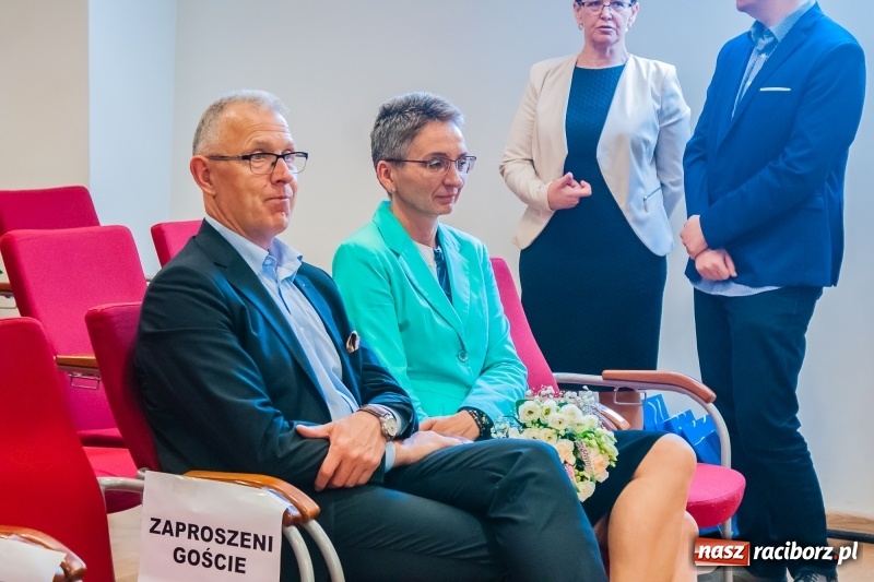 Zdjęcie w galerii na portalu naszraciborz.pl: Studenci pielęgniarstwa w raciborskiej PWSZ odebrali czepki na Zamku Piastowskim wiadomości z regionu